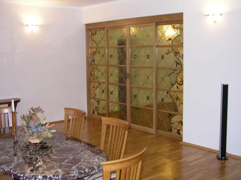 Перегородка для гостиной с цветным стеклом и декоративными вставками Туркестан