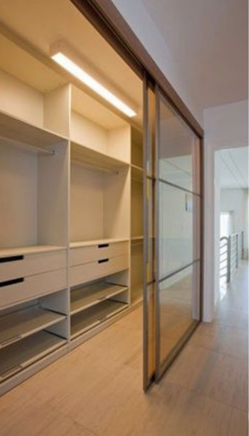 Линейная гардеробная комната с дверями купе Туркестан