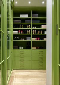 Г-образная гардеробная комната в зеленом цвете Туркестан