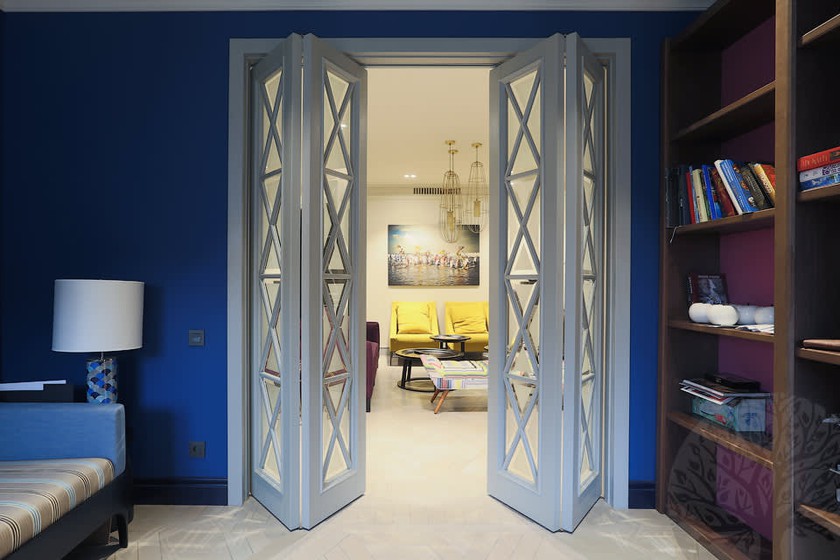 Двери гармошка  для гостиной со стеклами с разделителями Туркестан